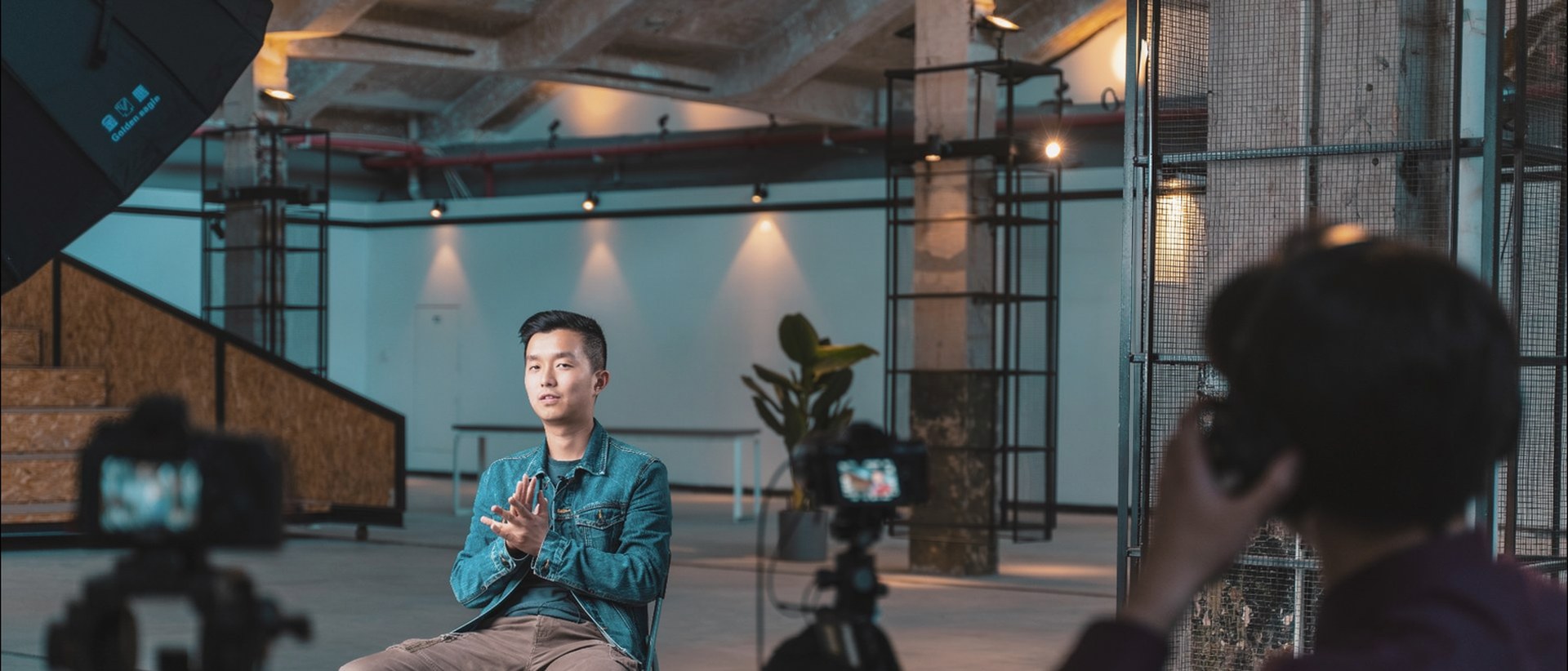 金鹰 LED 灯光下的视频制作审片现场