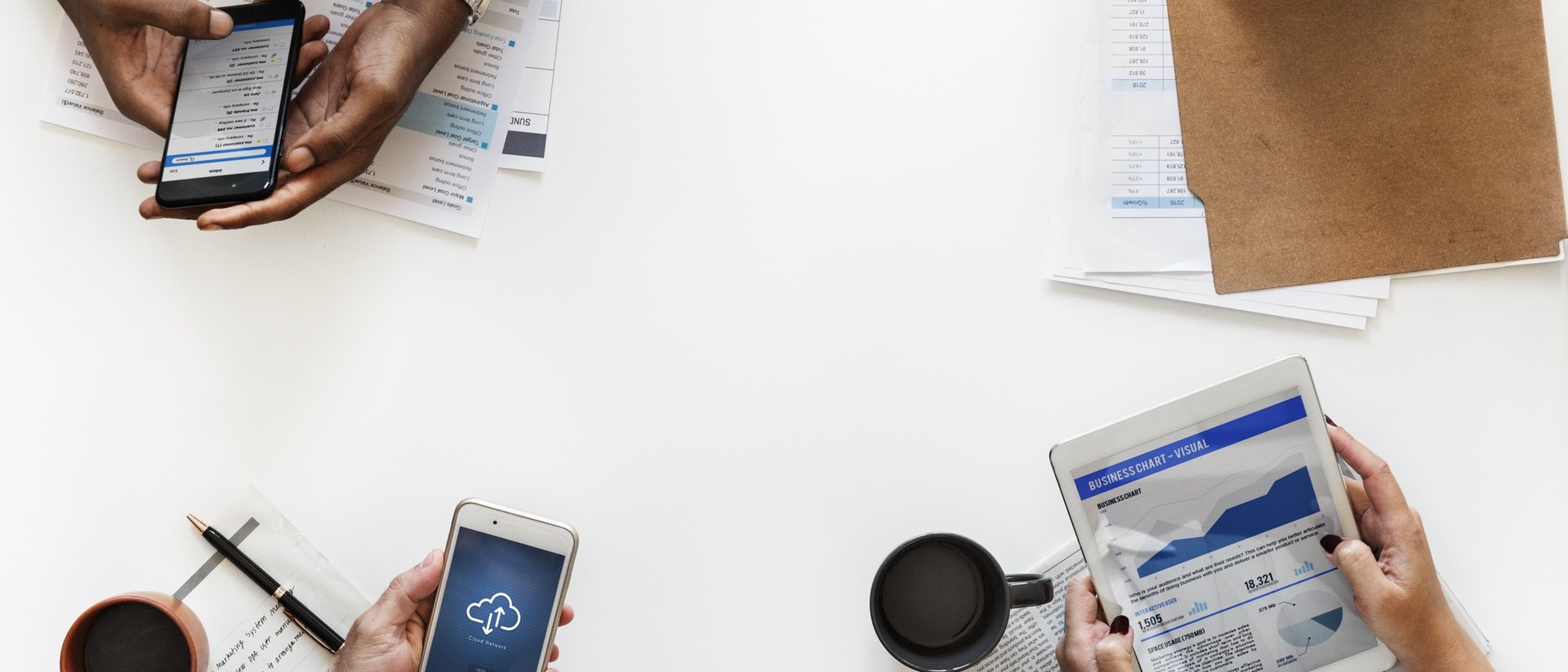 金鹰支持 — 办公桌面上的设备与文档